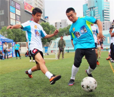 孔蒂：德佬说这是真正领袖带领下的胜利？总感觉是在说他自己（孔蒂回击德佬：所谓“真正领袖”的胜利，听起来像在说他自己）